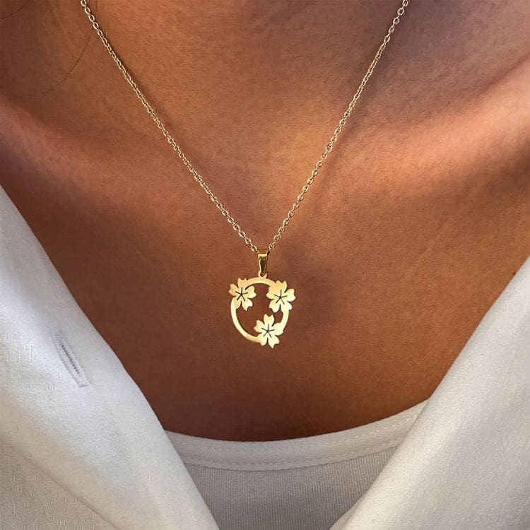 Collier ’Renouveau’ orné de Fleurs du cerisier