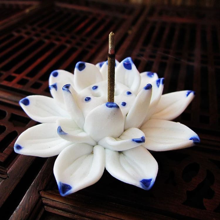 Porte encens en céramique ’ l’éclosion du Lotus ’