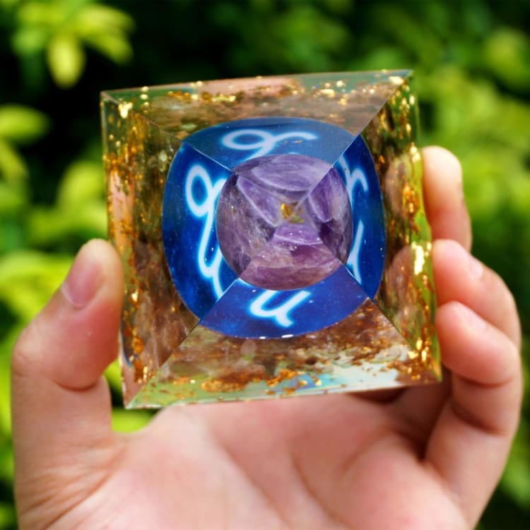 Pyramide du Zodiac en Orgonite symbole du Capricorne - Décorations