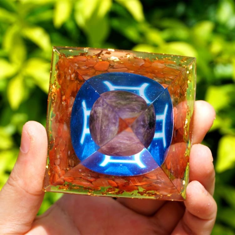 Pyramide du Zodiac en Orgonite de 10 cm symbole du Gémeaux - Décorations