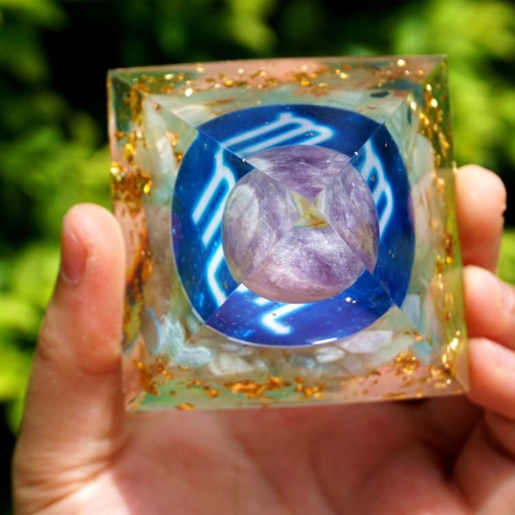 Pyramide du Zodiac en Orgonite symbole du Scorpion - Décorations