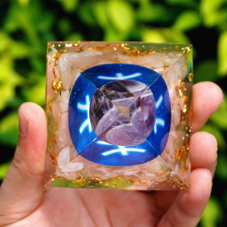 Pyramide du Zodiac en Orgonite symbole du Poisson - Décorations