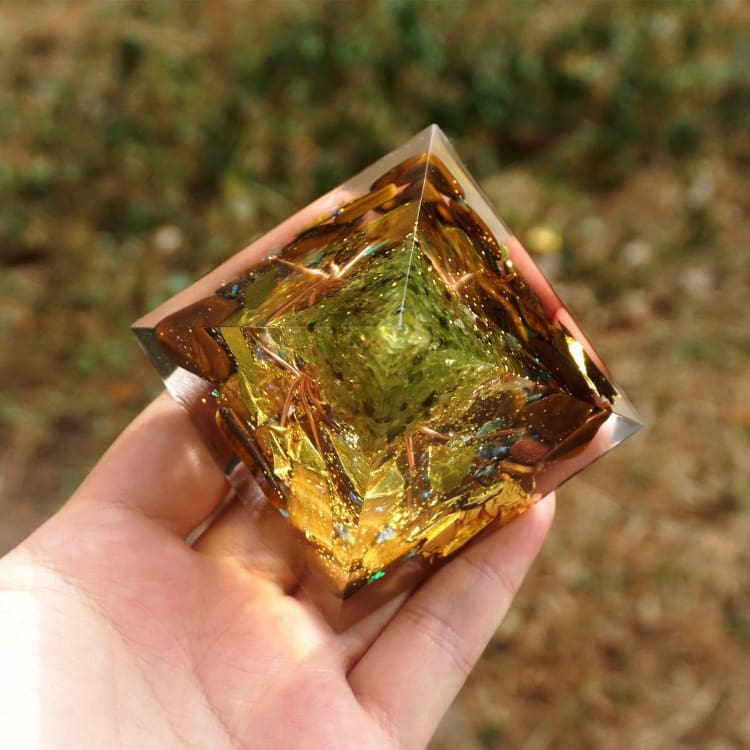 Pyramide en Orgonite et Oeil de Tigre de 10cm - Décorations