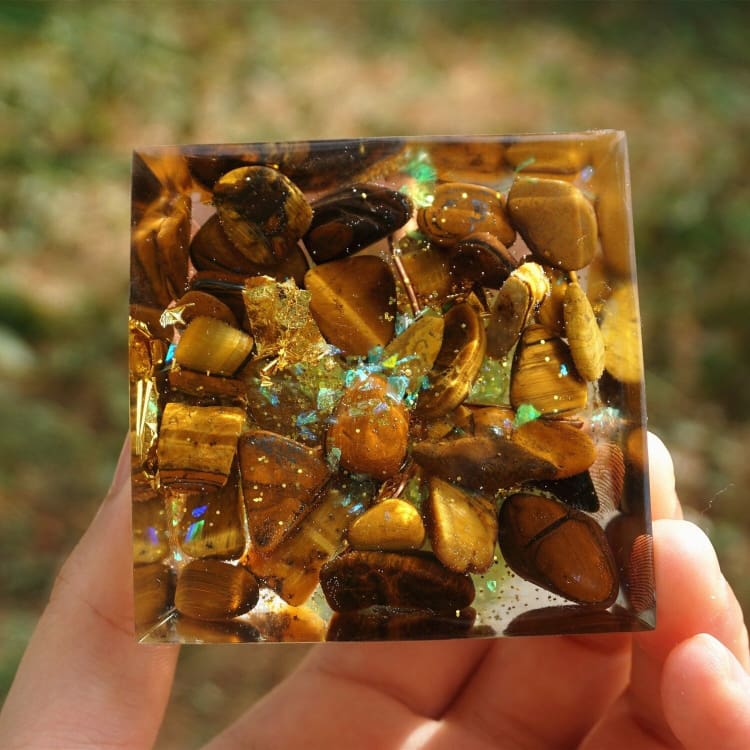 Pyramide en Orgonite et Oeil de Tigre de 10cm - Décorations