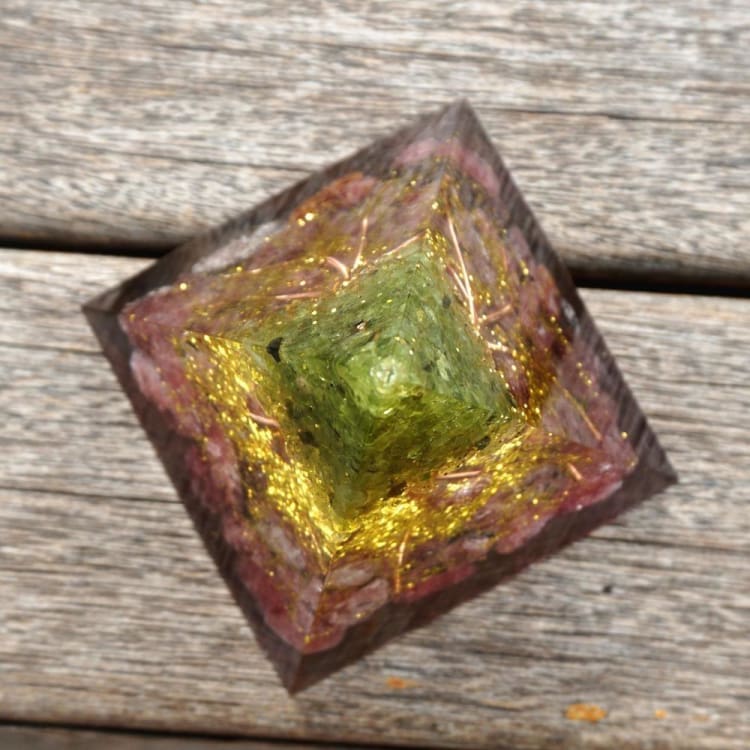 Pyramide en Orgonite et Quartz Rose de 10cm - Décorations